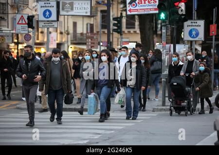 PALERMO NOTFALL COVID AUF DEM FOTO DIE STRASSEN DES ZENTRUMS ÜBERFÜLLT MIT MENSCHEN FÜR DAS RENNEN UM DAS LETZTE GESCHENK VOR DER AUSSPERRUNG VERSAMMLUNGEN (BLASSER Stockfoto