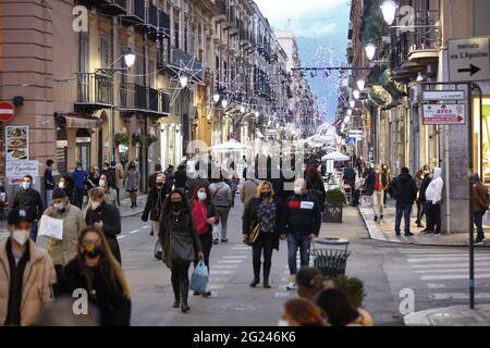 PALERMO NOTFALL COVID AUF DEM FOTO DIE STRASSEN DES ZENTRUMS ÜBERFÜLLT MIT MENSCHEN FÜR DAS RENNEN UM DAS LETZTE GESCHENK VOR DER AUSSPERRUNG VERSAMMLUNGEN (BLASSER Stockfoto