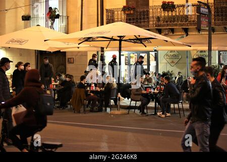 PALERMO NOTFALL COVID AUF DEM FOTO DIE STRASSEN DES ZENTRUMS ÜBERFÜLLT MIT MENSCHEN FÜR DAS RENNEN UM DAS LETZTE GESCHENK VOR DER AUSSPERRUNG VERSAMMLUNGEN (BLASSER Stockfoto