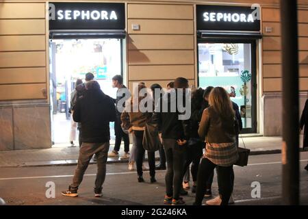 PALERMO NOTFALL COVID AUF DEM FOTO DIE STRASSEN DES ZENTRUMS ÜBERFÜLLT MIT MENSCHEN FÜR DAS RENNEN UM DAS LETZTE GESCHENK VOR DER AUSSPERRUNG VERSAMMLUNGEN (BLASSER Stockfoto