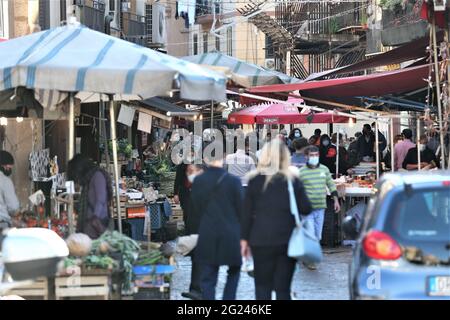 PALERMO NOTFALL COVID-19 KONTROLLEN UND BAUGRUPPEN IN DEN FOTO-BAUGRUPPEN IM BALLARO 'E VUCCIRIA MARKT UND AUF DEM FISCHMARKT (PALERMO - 2020-12-2 Stockfoto