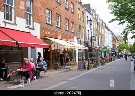 Straßenszene und Ansicht einer Reihe von terrassierten Geschäften und Wohnungen Exmouth Market Street in Clerkenwell Borough of Islington London EC1 England Großbritannien KATHY DEWITT Stockfoto