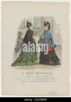 La Mode-Miniature, 1872, Nr. 26: Rubans und Passementeri (...). Zwei Frauen sind draußen, in Kleidern gekleidet, wo etwa eine Schulter. Die linke Frau trägt einen Umhang, der mit Spitze und Hut hinterlegt ist. Die Frau auf der rechten Seite trägt einen kurzen Umhang mit Fell sowie eine Handtasche und einen Hut. Die Bänder und das vorbeiziehende Element sind von Ville de Lyon. Drucken aus dem La Mode Miniature Mode Magazin (1872-1873). Stockfoto