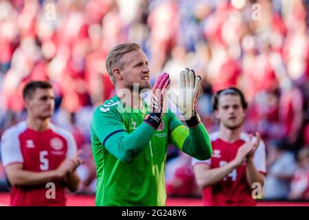 Brondby, Dänemark. Juni 2021. Torwart Kasper Schmeichel aus Dänemark dankt den Fans nach dem Fußballfreund zwischen Dänemark und Bosnien-Herzegowina im Brøndby Stadion. (Foto: Gonzales Photo - Robert Hendel). Stockfoto