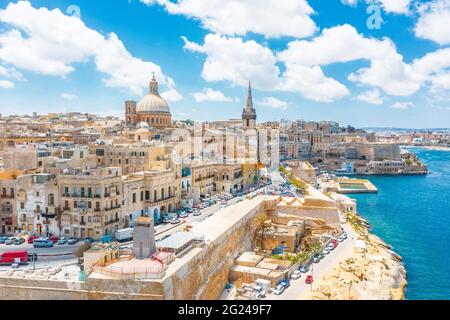 Luftaufnahme der Kirche Lady of Mount Carmel, St. Paul's Cathedral im Stadtzentrum von Valletta am Ufer, Malta Stockfoto