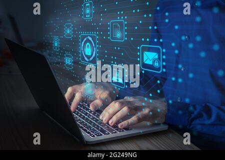 IT-Techniker für Cybersicherheit, der das Netzwerk vor Cyberangriffen durch Hacker im Internet schützt. Sicherer Zugriff für Online-Datenschutz und persönliche d Stockfoto