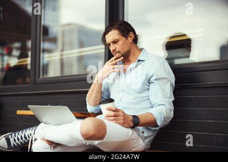 Geballte männliche Person, tief in Gedanken versunken Stockfoto