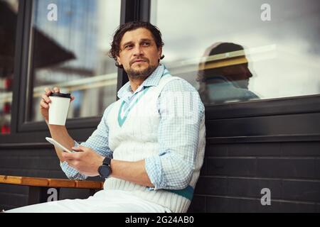 Gütiger bärtiger Mann, der tief in seinen Gedanken ist Stockfoto