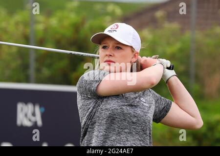 Troon, Großbritannien. Juni 2021. MAGGIE WHITEHEAD, 15-jähriges Mitglied der 2021 England Under 18 Girls Kader, spielt mit einem Handicap von 2 und aus Close House, nimmt an der zweiten Runde der Womens Amateur Golf Championship in Barassie Links, Barassie, Troon, Schottland, UK Teil. Kredit: Findlay/Alamy Live Nachrichten Stockfoto