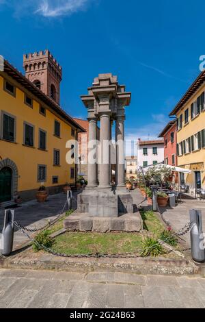Das Kriegsdenkmal auf dem Piazza Carrara im Zentrum von Montecarlo, Lucca, Italien, an einem sonnigen Tag Stockfoto