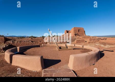 SPANISCHE MISSION KIRCHE UND RUINEN, PECOS NATIONAL HISTORIC PARK, PECOS, NM, USA Stockfoto