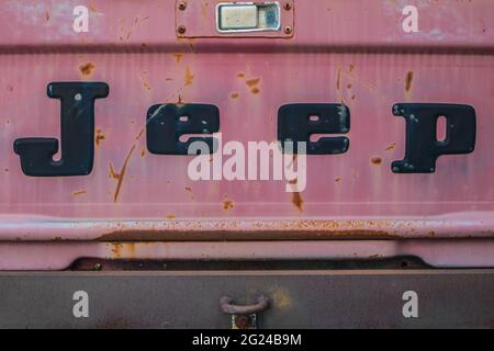 Das Logo eines alten pinken JEEP-Pick-up-Trucks. Stockfoto