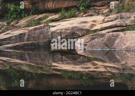 Australien, New South Wales, Sandsteinfelsen, die sich im Jellybean Pool im Blue Mountains National Park spiegeln Stockfoto