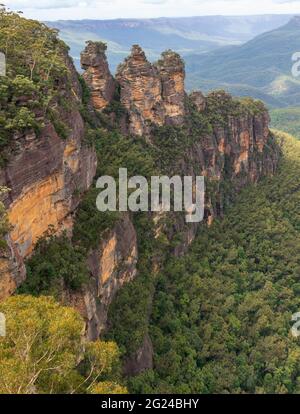 Australien, New South Wales, die Felsformation Three Sisters im Blue Mountains National Park vom Echo Point Lookout aus gesehen Stockfoto