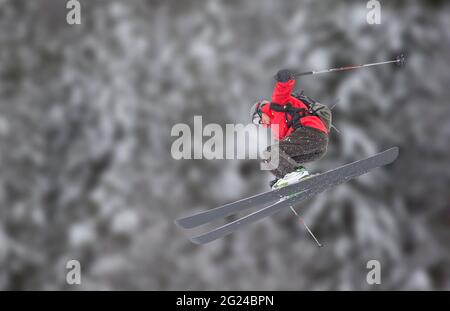 Frankreich, Haute Savoie, Chamonix, Mont Blanc, Skifahrer, die auf verschneiten Pisten springen Stockfoto
