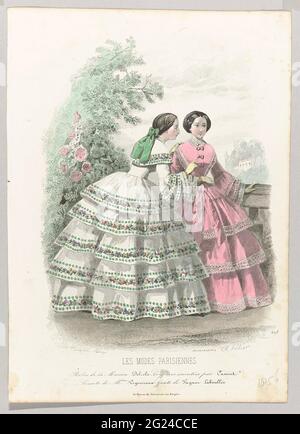 Les Modes Parisiennes, 1856, Nr. 698: Robes de la Maison (...). Zwei Frauen, von denen eine auf dem Rücken gesehen wurde, in einem Garten an einer Balustrade. Laut der Bildunterschrift: Capons von Maison Delisle. Nachfolgend einige Regeln für Werbetexte für verschiedene Produkte. Druck aus dem Modemagazin Les Modes Parisiennes (1843-1885). Stockfoto