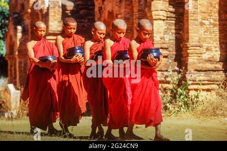 Myanmar, Bagan, Mandalay Division, buddhistische Mönche halten Schalen während der Morgenalmosen Stockfoto