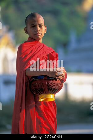 Myanmar, Mandalay, buddhistischer Mönch, der während der Almosen am Morgen Schüsseln hält Stockfoto