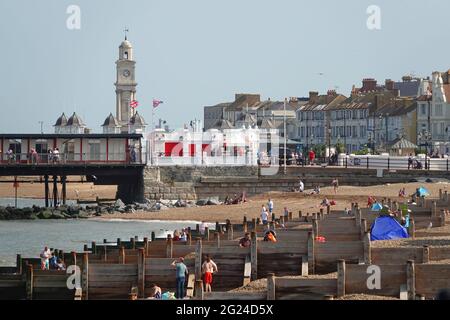 HERNE BAY, GROSSBRITANNIEN - 20. Sep 2020: Ein Blick auf den Strand und die Küste an einem warmen Tag in Herne Bay, Kent, Großbritannien. Stockfoto