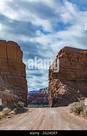 USA, Utah, Escalane, unbefestigte Straße zwischen Sandsteinklippen im Grand Staircase-Escalante National Monument Stockfoto