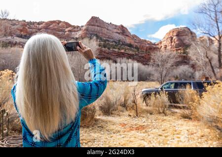 USA, Utah, Escalante, Frau, die Fotos im Grand Staircase-Escalante National Monument macht Stockfoto