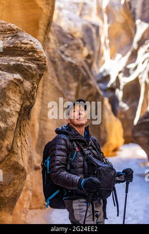 USA, Utah, Escalante, man Wandern im Slot Canyon im Grand Staircase-Escalante National Monument Stockfoto