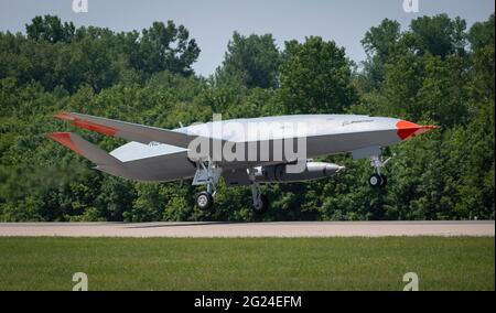 Ein unbemanntes Testflugzeug der US Air Force, die Boeing MQ-25 T1 Stingray, hebt am 4. Juni 2021 in Mascoutah, Illinois, vom Flughafen MiNordamerika ab. Die unbemannte Drohne hat erfolgreich gezeigt, dass sie bemannte Flugzeuge mit Luftbetankung versorgen kann. Stockfoto