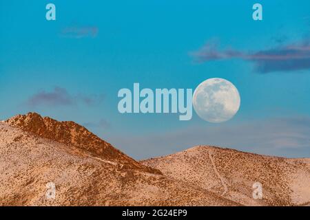 USA, Idaho, Bellevue, Vollmond über den Ausläufern Stockfoto