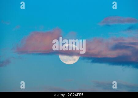 USA, Idaho, Sun Valley, Vollmond und Wolken Stockfoto