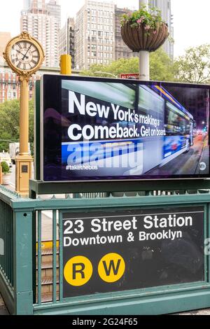 Die 23rd Street U-Bahnstation in New York City hat eine elektronische Werbetafel, USA Stockfoto