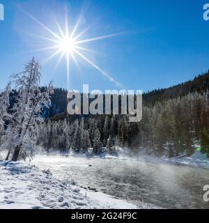 USA, Idaho, Stanley, Salmon River im Winter Stockfoto