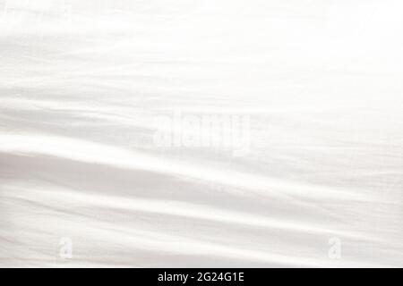 Weißes Baumwolltuch mit Wellen. Nahansicht der Textur. Stockfoto