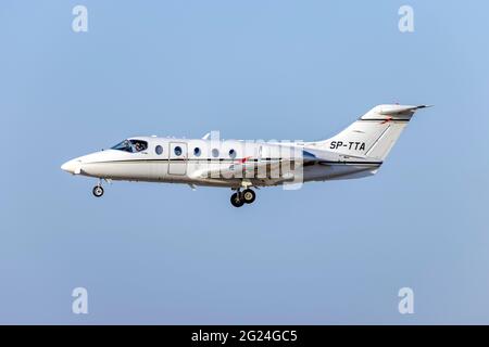 Ein Private Hawker Beechcraft 400XP (Reg.: SP-TTA) im Finale für die Startbahn 31 am Abend. Stockfoto