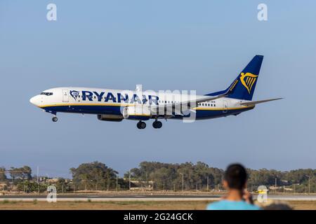 Die maltesische Ryanair (Malta Air) Boeing 737-8AS wurde auf der Finalpiste 31 registriert, wobei ein junger Spotter ein Foto gemacht hat. Stockfoto