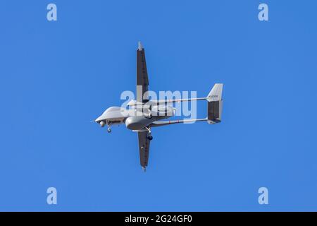 Die maltesische Luftwaffe IAI Heron Shoval Drone (Reg.: AS2132) kehrt nach einem Überwachungsflug in den Süden Maltas an Land zurück. Stockfoto