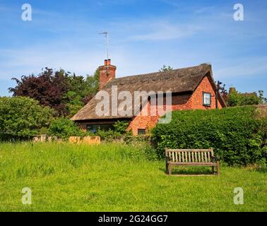 Ein modernes, reetgedeckte Landhaus im traditionellen Stil im Broads National Park am Fluss Ant in Irstead, Norfolk, England, Großbritannien. Stockfoto