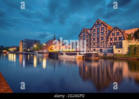 Bydgoszcz, Polen. Blick auf alte Fachwerkgebäude am Ufer des Flusses Brda in der Abenddämmerung Stockfoto