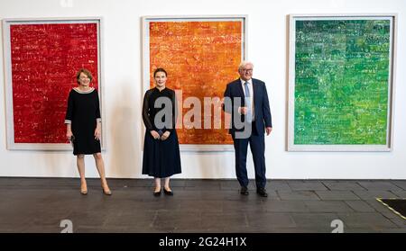 Berlin, Deutschland. Juni 2021. Bundespräsident Frank-Walter Steinmeier und seine Frau Elke Büdenbender (l.) stehen neben der spanischen Künstlerin Cristina Lucas zur Eröffnung der Ausstellung "Diversity United". In der Ausstellung der Stiftung für Kunst und Kultur im Hangar 2 auf dem ehemaligen Flughafen Tempelhof sind von 09.06.2021 bis 19.09.2021 rund 90 Künstler aus 34 europäischen Ländern zu sehen. Quelle: Bernd von Jutrczenka/dpa/Alamy Live News Stockfoto