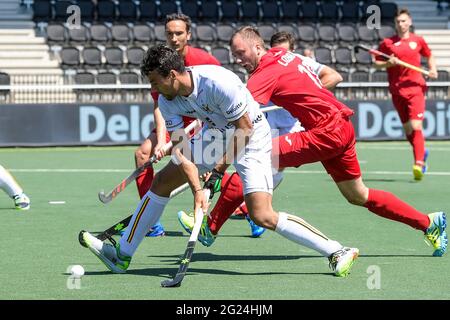 AMSTELVEEN, NIEDERLANDE - 8. JUNI: Simon Gougnard aus Belgien und Iaroslav Loginov aus Russland während des Eurohockey-Meisterschaftsspiels zwischen Belgien und Russland im Wagener Stadion am 8. Juni 2021 in Amstelveen, Niederlande (Foto: Gerrit van Keulen/Orange Picics) Credit: Orange Pics BV/Alamy Live News Stockfoto