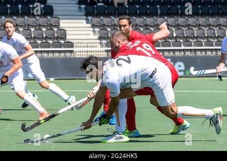 AMSTELVEEN, NIEDERLANDE - 8. JUNI: Simon Gougnard aus Belgien und Iaroslav Loginov aus Russland während des Eurohockey-Meisterschaftsspiels zwischen Belgien und Russland im Wagener Stadion am 8. Juni 2021 in Amstelveen, Niederlande (Foto: Gerrit van Keulen/Orange Picics) Credit: Orange Pics BV/Alamy Live News Stockfoto