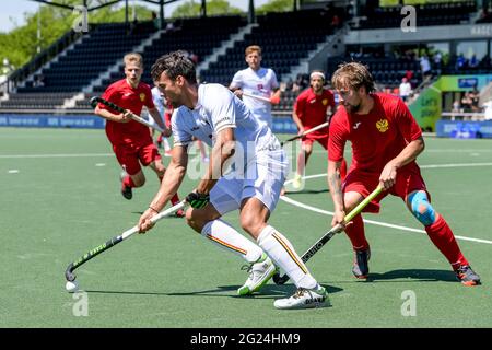 AMSTELVEEN, NIEDERLANDE - 8. JUNI: Simon Gougnard aus Belgien und Andrey Kuraev aus Russland während des Eurohockey-Meisterschaftsspiels zwischen Belgien und Russland im Wagener Stadion am 8. Juni 2021 in Amstelveen, Niederlande (Foto: Gerrit van Keulen/Orange Picics) Credit: Orange Pics BV/Alamy Live News Stockfoto