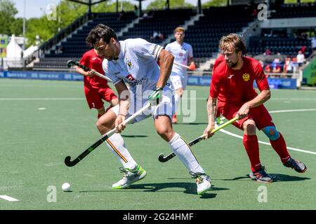 AMSTELVEEN, NIEDERLANDE - 8. JUNI: Simon Gougnard aus Belgien und Andrey Kuraev aus Russland während des Eurohockey-Meisterschaftsspiels zwischen Belgien und Russland im Wagener Stadion am 8. Juni 2021 in Amstelveen, Niederlande (Foto: Gerrit van Keulen/Orange Picics) Credit: Orange Pics BV/Alamy Live News Stockfoto