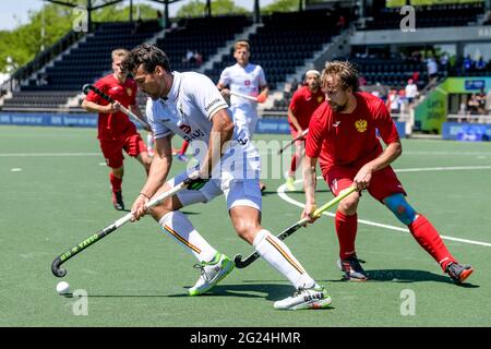 AMSTELVEEN, NIEDERLANDE - 8. JUNI: Simon Gougnard aus Belgien und Andrey Kuraev aus Russland während des Eurohockey-Meisterschaftsspiels zwischen Belgien und Russland im Wagener Stadion am 8. Juni 2021 in Amstelveen, Niederlande (Foto: Gerrit van Keulen/Orange Picics) Credit: Orange Pics BV/Alamy Live News Stockfoto