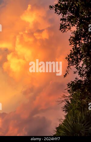 Feuer am Himmel.EIN schöner, dramatischer, feuriger, orangefarbener Sonnenuntergangshimmel. Stockfoto