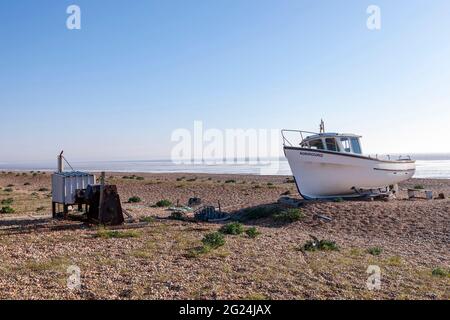 Die Norahgeorge ein verlassenes Fischerboot wurde auf dem Schindel in Dungeness, Kent, England, Großbritannien, gefahren. Stockfoto