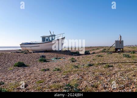 Die Norahgeorge ein verlassenes Fischerboot wurde auf dem Schindel in Dungeness, Kent, England, Großbritannien, gefahren. Stockfoto