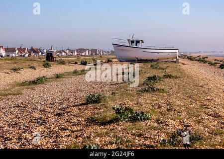 Die Norahgeorge ein verlassenes Fischerboot wurde auf dem Schindel in Dungeness, Kent, England, Großbritannien, gefahren. Stockfoto