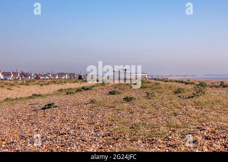 Die Norahgeorge ein verlassenes Fischerboot wurde auf dem Schindel in Dungeness, Kent, England, Großbritannien, gefahren. Stockfoto