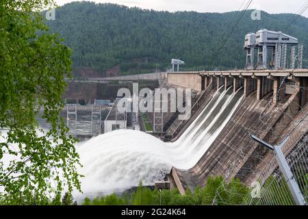 Wasserabflusswelle, schnelles Wasser fließt im Wasserkraftwerk Krasnojarsk-Staudamm in Russland. Überschwemmungen und Brandungswellen. Stockfoto