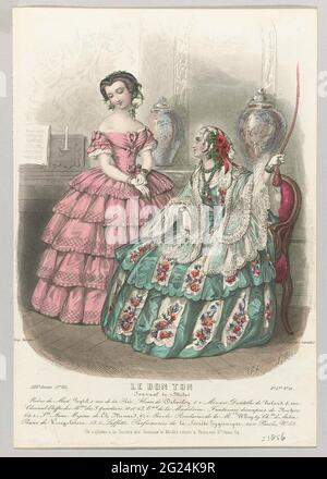 Le Bon Ton, 1856, 22. Année, 1. Voll, 8. L.ON, Nr. 12: Robes De Mad. PEYTEL (...). Zwei Frauen in einem Innenraum, von denen eine zu einem Muschelmitglied zieht. Im Hintergrund ein Klavier und zwei Porzellanvasen. Links: Pinkes Kleid mit Stiefelausschnitt, kurzen Ärmeln und breitem Streifenrock mit Rautenmuster. Mieder mit Schleifen verziert. Rechts: Transparenter Schulterschutz auf einem grün/weißen Kleid mit Blumenmuster. Spitz Mieder und breiter Rock, bestehend aus zwei Schichten mit Wellenschliff Zoom. Nach der Bildunterschrift: Jagons from Mad. PEYTEL. Nachfolgend einige Regeln für Werbetexte für verschiedene Produkte. Stockfoto